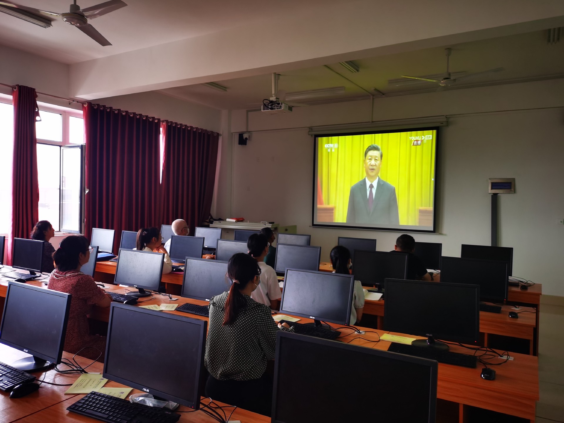 1604051177531803.jpg 新冠颁奖2.jpg